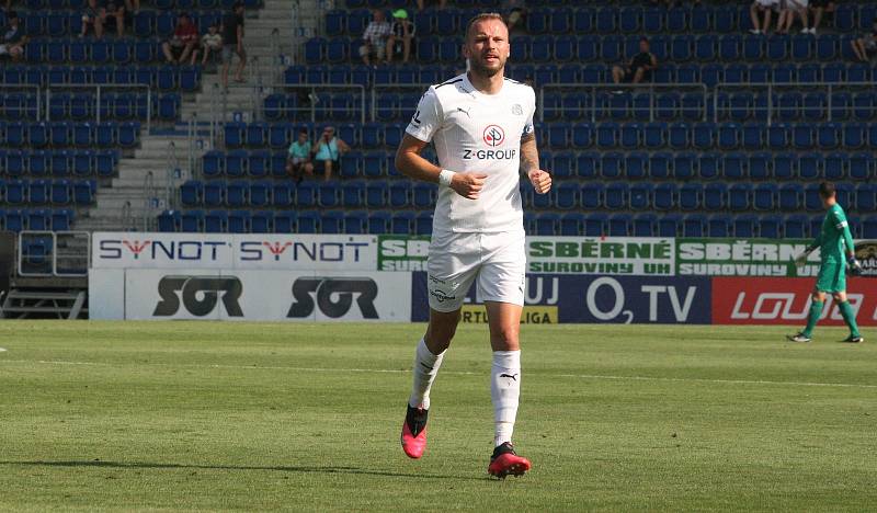 Fotbalisté Slovácka (bílé dresy) se v neděli doma utkali s Hradcem Králové.