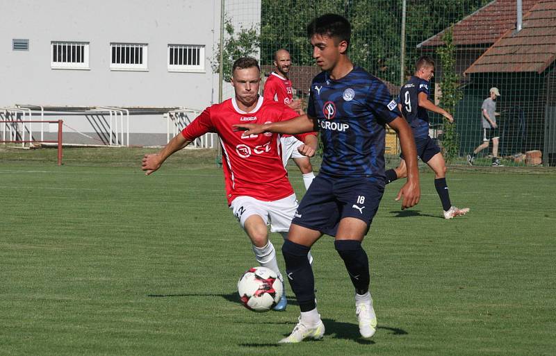 Fotbalisté Uherského Brodu (červené dresy) v prvním kole MSFL remizovali s béčkem Slovácka 3:3.