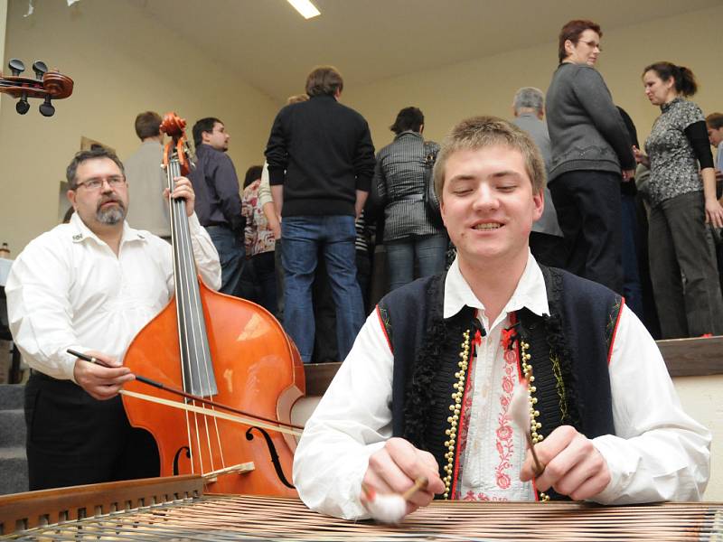 Večerem provázela a bavila cimbálová muzika Včelaran.