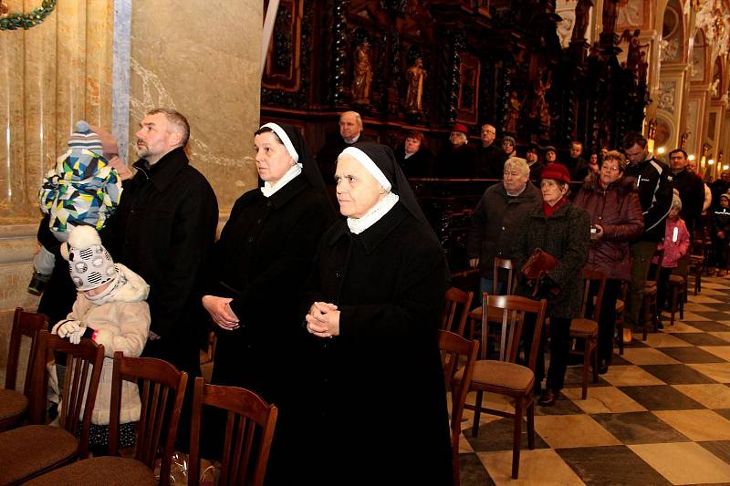 Potleskem se v bazilice Nanebevzetí Panny Marie a sv. Cyrila a Metoděje na Velehradě 27. ledna loučili věřící s dlouholetým správcem místní farnosti P. Petrem Přádkou a vítali jeho nástupce P. Josefa Čunka.