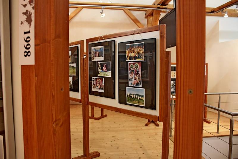 V Galerii na půdě Muzea Podhradí Buchlovice byla v pátečním podvečeru zahájena výstava fotografií Aleše Kropáče nazvaná S muzikou na cestách.