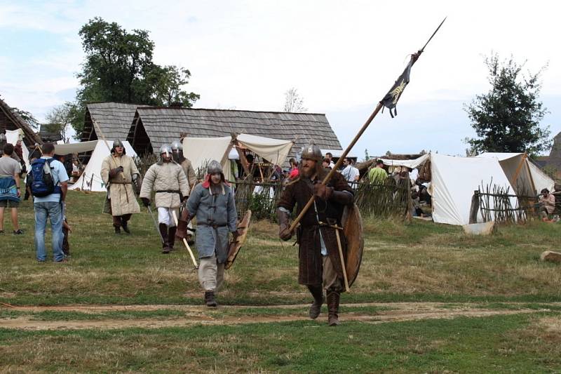 Jednotlivé skupiny účinkujících obsadily archeoskanzen.