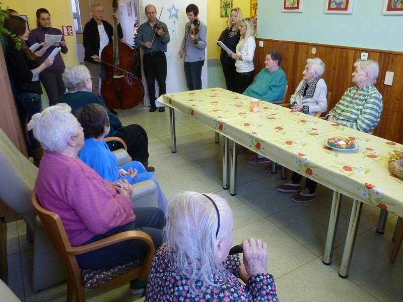 Žáci a kantoři Střední školy průmyslové, hotelové a zdravotnické v Uherském Hradišti zazpívali pacientům nemocnice vánoční koledy.