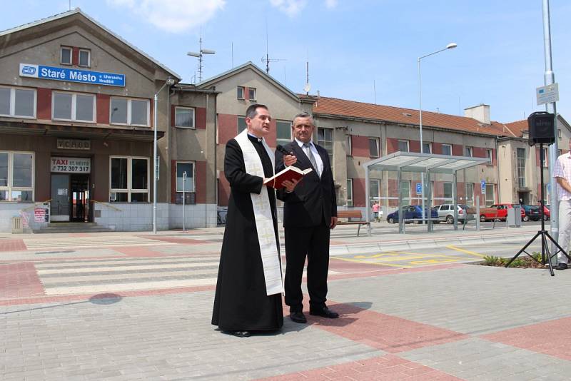 Novému prostranství před vlakovým nádražím ve Starém Městě požehnal staroměstský farář Miroslav Suchomel.