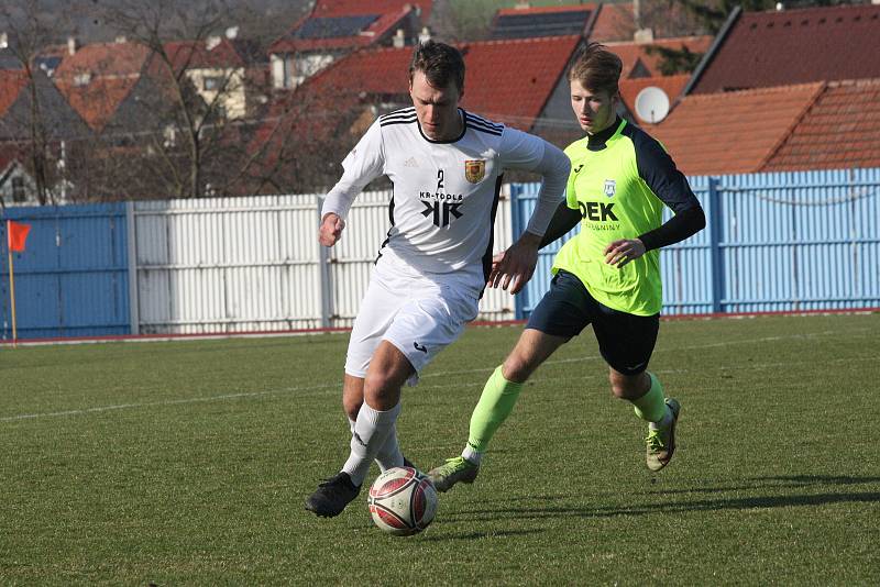 Fotbalisté Hluku (fosforové dresy) v dohrávce 10. kola krajské I. A třídy skupiny B deklasovali Bojkovice 8:1.