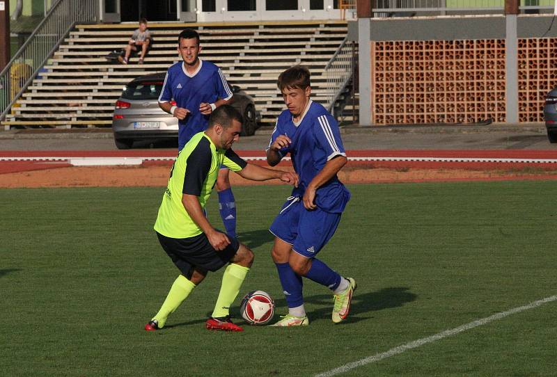 Fotbalisté Hluku (fosforové dresy) v sobotním domácím hodovém zápase zdolali sousední Kunovice 2:0.