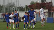 Fotbalisté Kunovic (modré dresy) v 11. kole krajské I. A třídy skupiny B i bez omluveného trenéra Chaloupky zdolali Těšnovice 2:1.