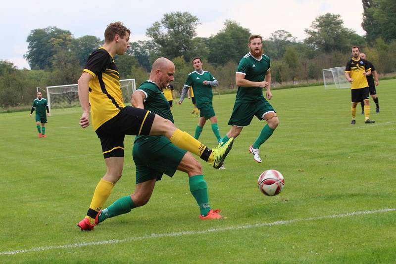 Fotbalisté Ostrožské Lhoty (žluté dresy) v 8. kole okresního přeboru Uherskohradišťska přehráli Havřice 3:0.