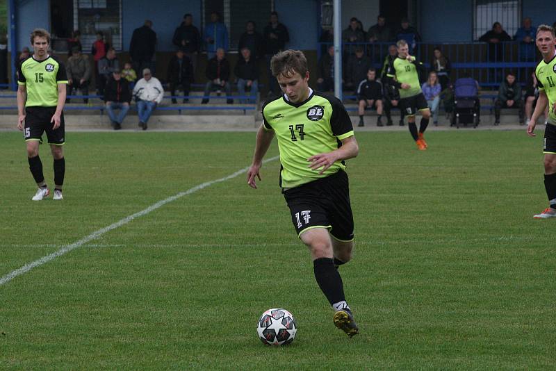 Fotbalisté Polešovic (světle modré dresy) v 10. kole krajské I. B třídy skupiny C zdolali doma na hody Lhotu 3:1.