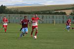 Fotbalisté Slavkova (bíločervené dresy) na úvod nové sezony zdolali Velký Ořechov 1:0.