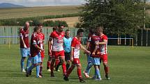 Fotbalisté Slavkova (bíločervené dresy) na úvod nové sezony zdolali Velký Ořechov 1:0.