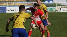 Fotbalisté Starého Města (žluté dresy) v 8. kole I. B třídy skupiny C přetlačili Slavkov 2:1.