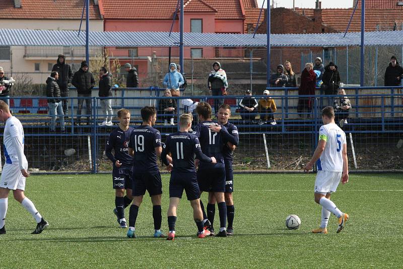 Fotbalisté Slovácka B (modré dresy) ve 20. kole MSFL přehrály Frýdek-Místek 5:1.