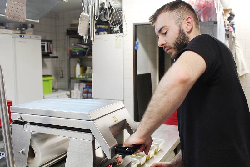 Restaurace U Bláznivé slepice v Uherském Hradišti. Příprava meníčka v kuchyni.