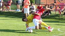 Fotbalisté Uherského Brodu (v červených dresech) v 1. kole MSFL doma hráli s Kroměříží bez branek.