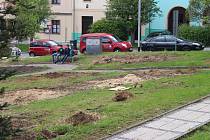 Stromy zmizely z prostranství před základní školou na Mariánském náměstí.