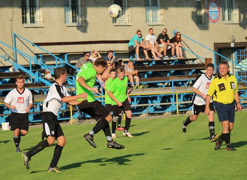 Fotbalisté Uherského Ostrohu (v bílém) porazili ve 4. kole okresního přeboru Bílovice 4:3.