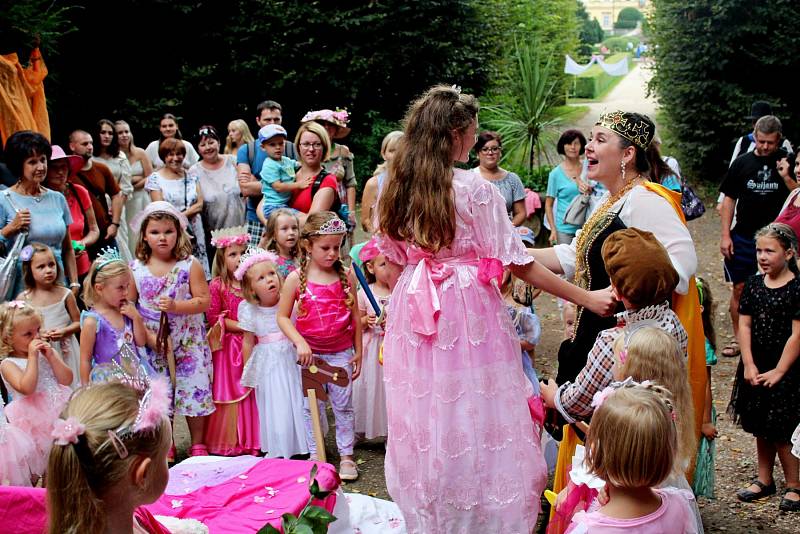 Zámecká zahrada v Buchlovicích ožila v neděli odpoledne dětmi i pohádkovými stvořeními.