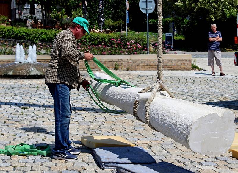 Zbrusu nové skulptury světců Cyrila a Metoděje vítají poutníky při vstupu do církevního areálu Velehradu.