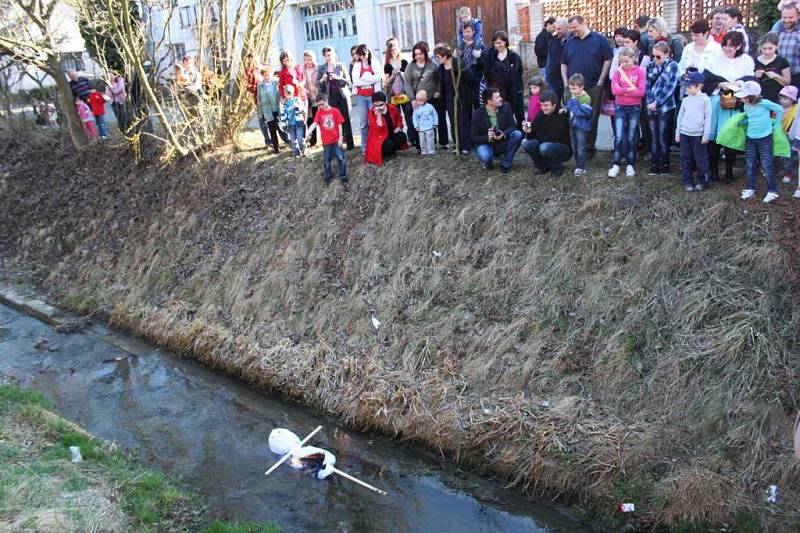 Hořící figurínu hodily děti do Zlechovského potoka. Plavat se jí ale moc nechtělo.