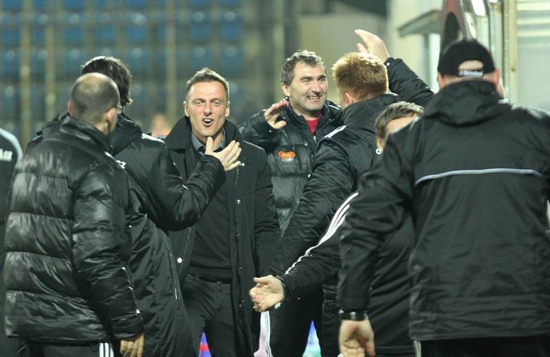 Fotbal Gambrinus liga 1. FC Slovácko - Dukla Praha. Radost lavičky Dukly po vítězném góle.