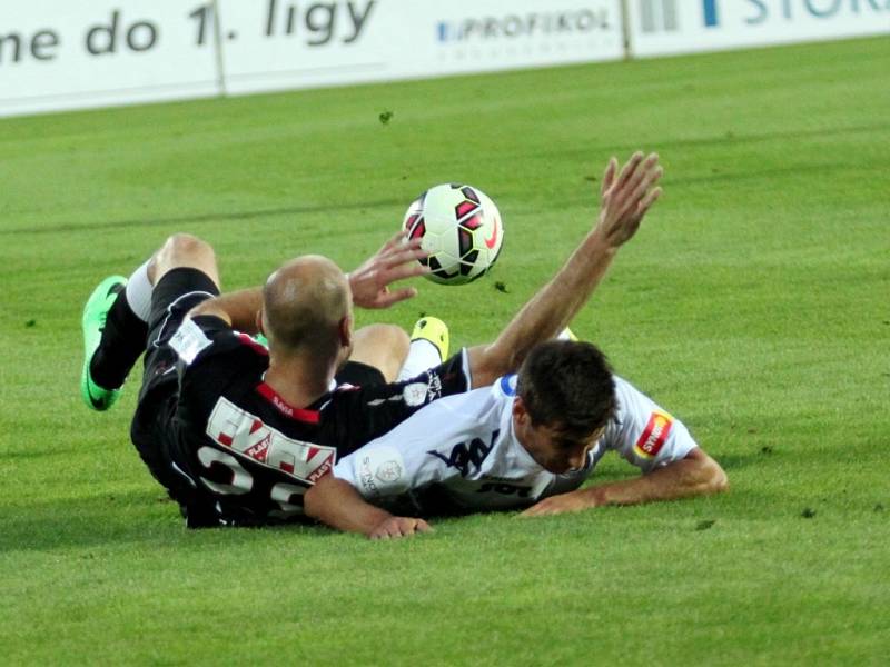 Fotbal Gambrinus liga 1. FC Slovácko - SK Slavia Praha. Zleva Martin Latka a Michal Trávník.