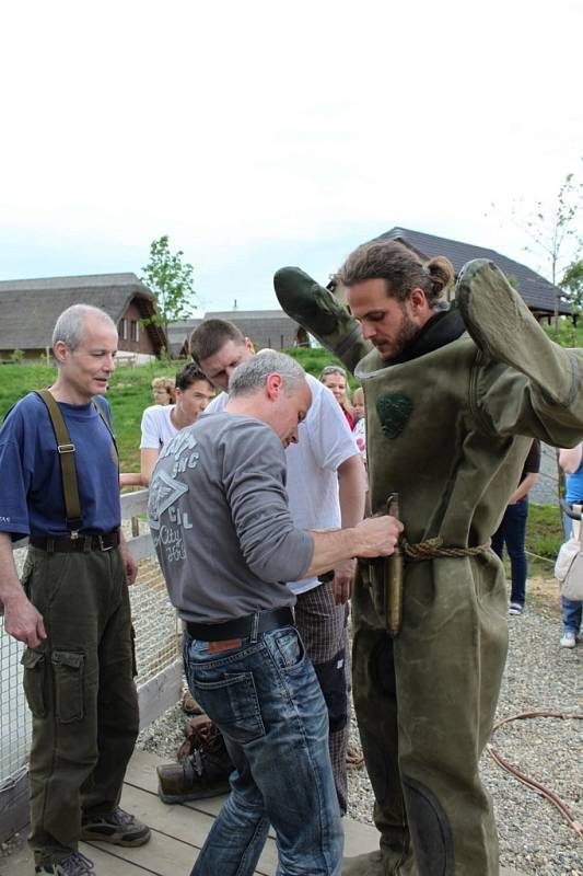 Čtyři potápěči měli plné ruce práce, aby jednoho před ponorem do vody oblékli a pak vysvlékli.