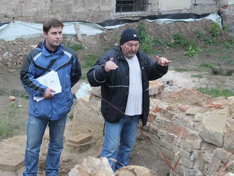 Archeologové Zdeněk Schenk a Jan Mikulík na vykopávkách na Velehradě.