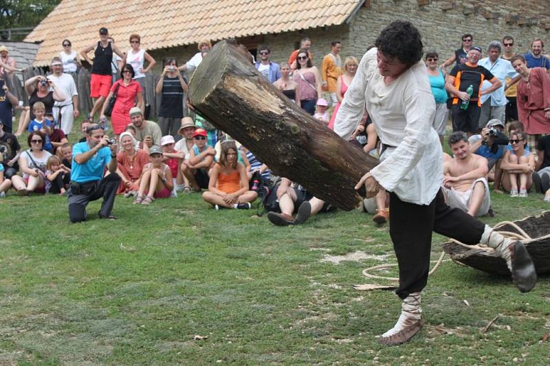 Na dvě stovky členů historických skupin z Česka, Slovenska, Polska a Německa ukáže lidem, jak se žilo a pracovalo na Velké Moravě. Lákadlem bude velkomoravská bitva Veligrad 2017.