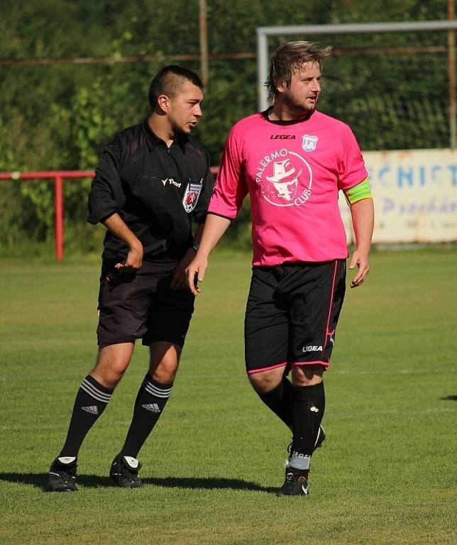 Někdejší ligový obránce Miloslav Penner (v tmavém) poznal, jak bolí fotbal v okresním přeboru. Jeho Hluk B navíc na hřišti Slovácka C prohrál 1:3.