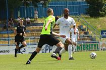 Fotbalisté Slovácka (v bílých dresech) účastníka druhé nejvyšší soutěže porazili jednoznačně 5:0.