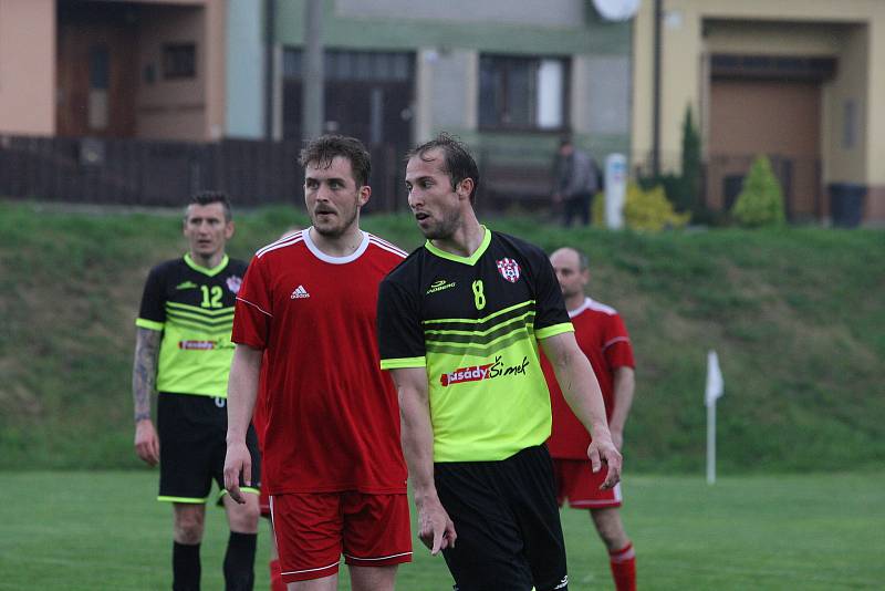 Fotbalisté Jalubí (žlutočerné dresy) v semifinále Poháru OFS Jarošovský pivovar zdolali Nedakonice 3:0.