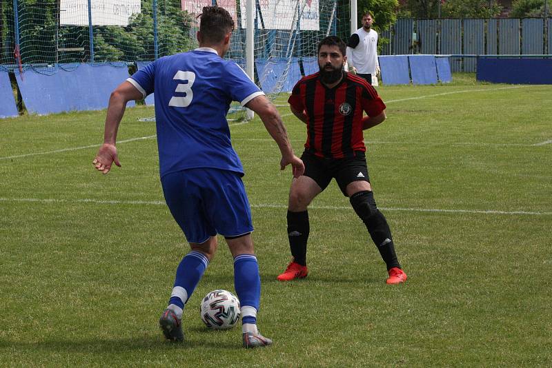 Fotbalisté Kunovic (modré dresy) ve 23. kole krajské I. A třídy skupiny B doma remizovali se Zlechovem 2:2.