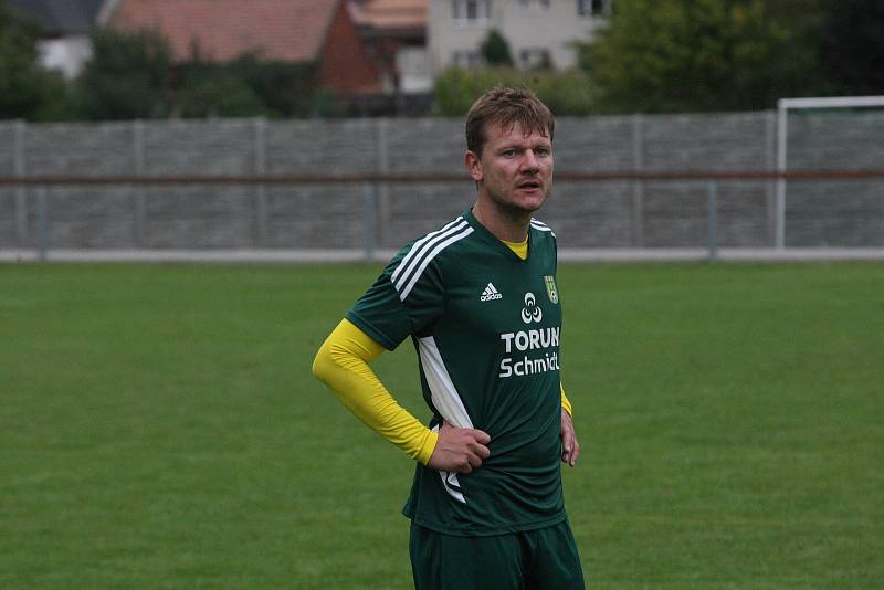 Fotbalisté Nivnice (zelené dresy) doma otočili zápas 7. kola I. A třídy skupiny B, Nedachlebice zdolali 2:1.