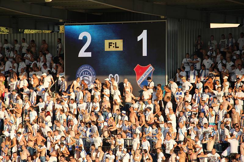 Fotbalisté Slovácka /v bílých dresech/ zvítězili ve 2. kole FORTUNA:LIGY nad Baníkem Ostrava 2:1