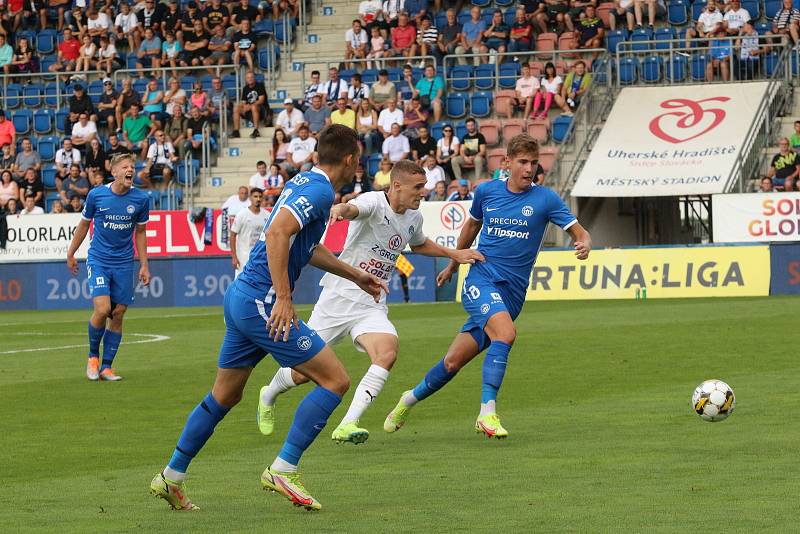 Fotbalisté Slovácka (bílé dresy) v 5. kole FORTUNA:LIGY vyzvali Slovan Liberec.