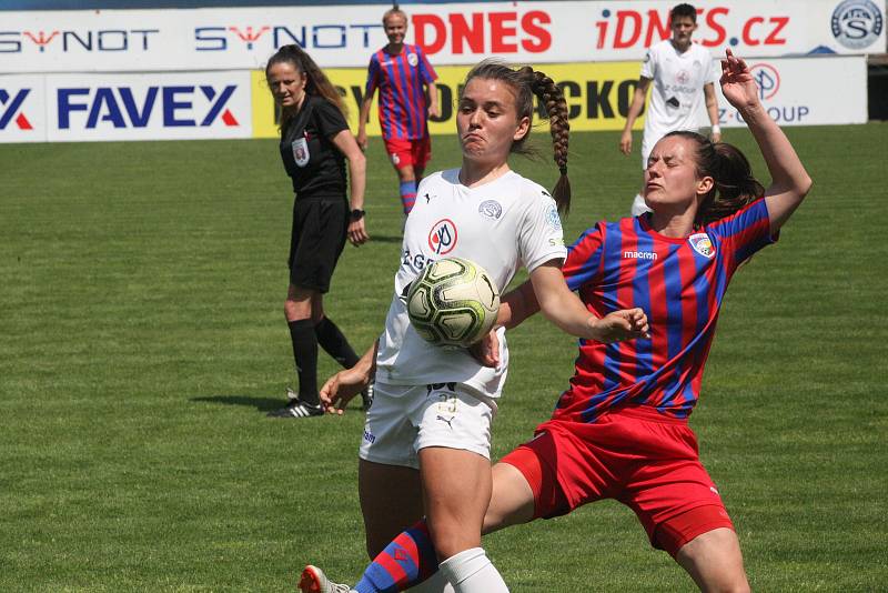 Fotbalistky Slovácka (bílé dresy) v poslední domácím zápase letošní sezony hostily čtvrtou Plzeň.