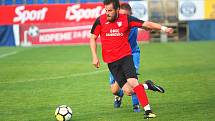 Fotbalisté Uherského Ostrohu (v modrých dresech) po okresním přeboru vyhráli i pohár, když ve finále zdolali Jankovice 1:0. Foto: Deník/Libor Kopl