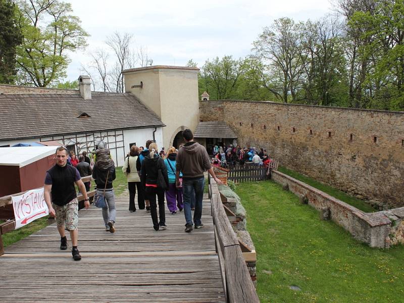 Hrad Buchlov se stal na velikonoční neděli a pondělí lákadlem pro stovky návštěvníků. Ty na nádvoří čekal vtipný kovář, kapela, malérečky, ale také právě připravené dobroty.