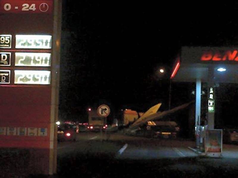 Úterý 8. listopadu: taková normální zastávka u benzinky u Mohelnice.