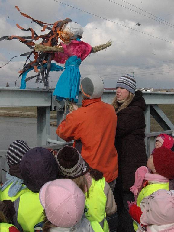 Děti z mateřské školy Pod svahy vhodily Moreny do Moravy a symbolicky tak přivítaly jaro.