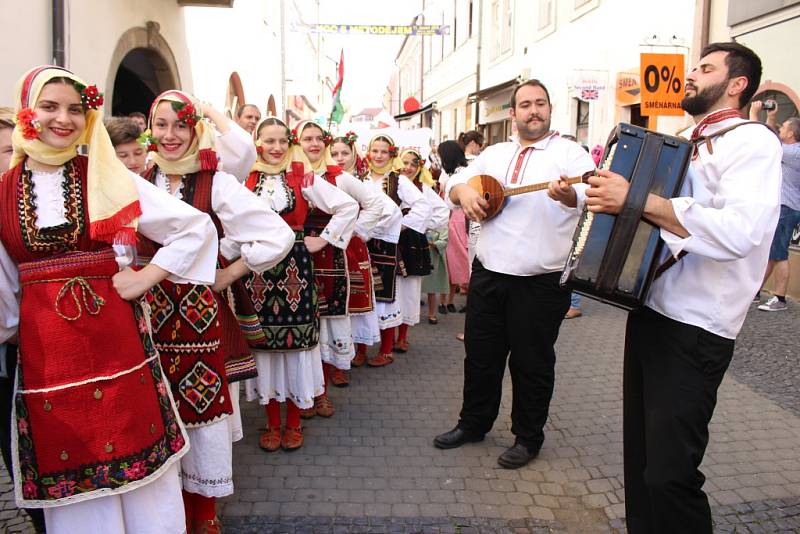 Krojovaný průvod v ulicích Uherského Hradiště tradičně patří k zahájení Kunovského léta. 