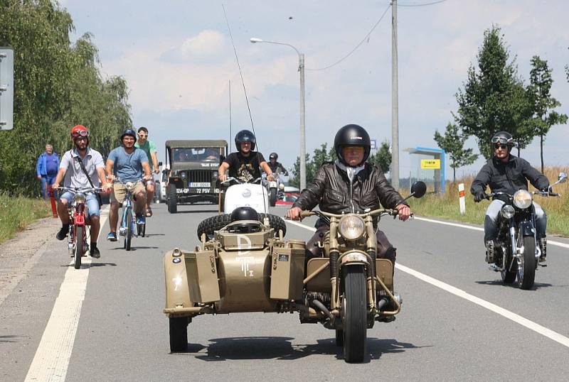 Autosalon veteránů v nové výrobní hale firmy MM CITÉ v Bílovicích.