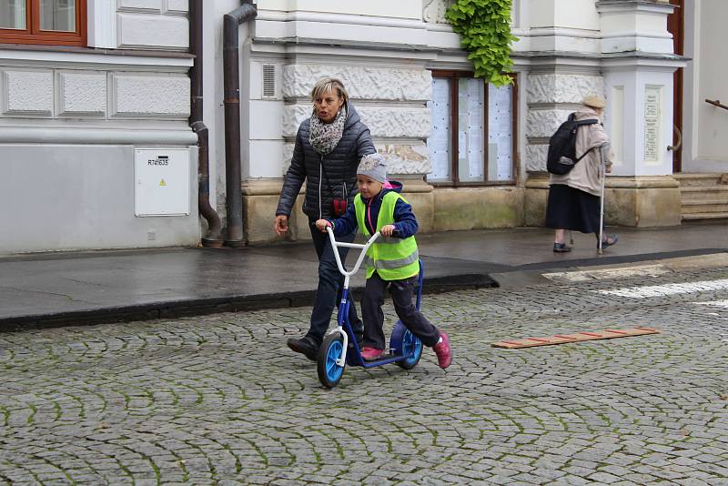 Zásah hasičů při vyprošťování osoby z autovraku nebo vyzkoušet si policejní želízka. To je jen výběr aktivit, které mohli vidět a vyzkoušet si děti v Uherském Hradišti.