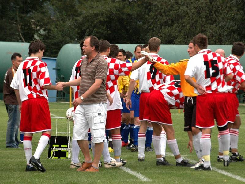 Vyhecované derby mezi Slavkovem a Stráním (ve žlutomodrém) vyhráli domácí fotbalisté těsně 1:0.