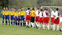 Vyhecované derby mezi Slavkovem a Stráním (ve žlutomodrém) vyhráli domácí fotbalisté těsně 1:0.