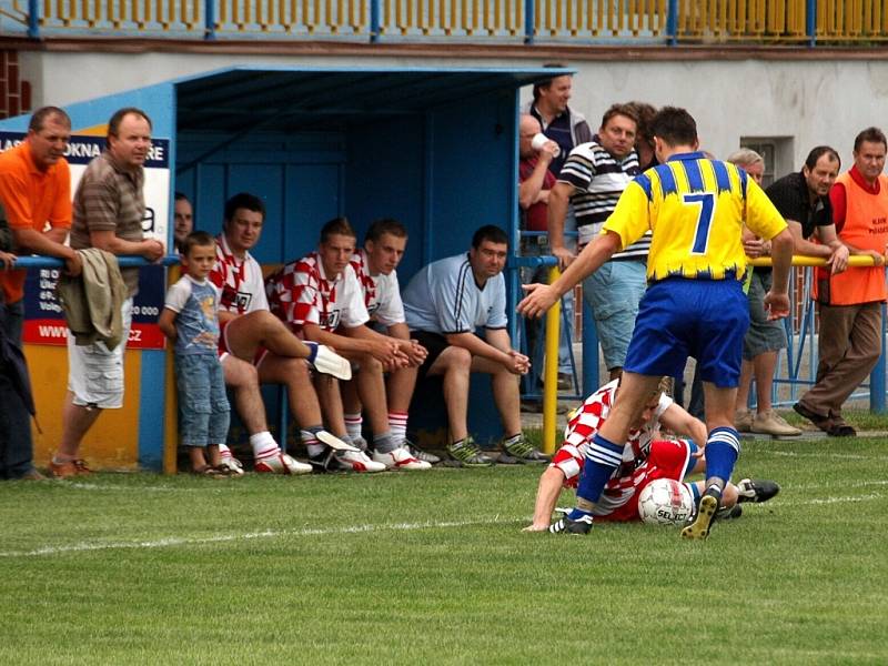 Vyhecované derby mezi Slavkovem a Stráním (ve žlutomodrém) vyhráli domácí fotbalisté těsně 1:0.