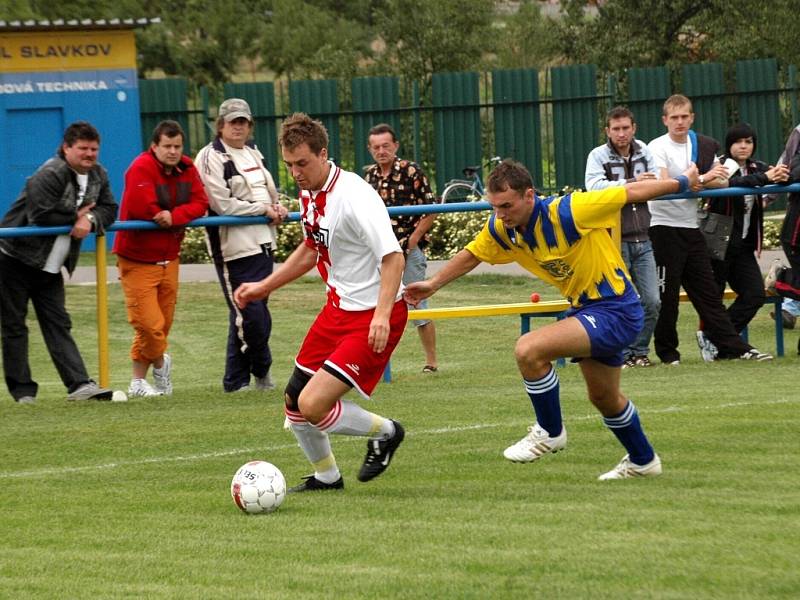 Vyhecované derby mezi Slavkovem a Stráním (ve žlutomodrém) vyhráli domácí fotbalisté těsně 1:0.