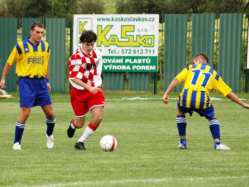 Vyhecované derby mezi Slavkovem a Stráním (ve žlutomodrém) vyhráli domácí fotbalisté těsně 1:0.