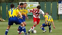 Vyhecované derby mezi Slavkovem a Stráním (ve žlutomodrém) vyhráli domácí fotbalisté těsně 1:0.